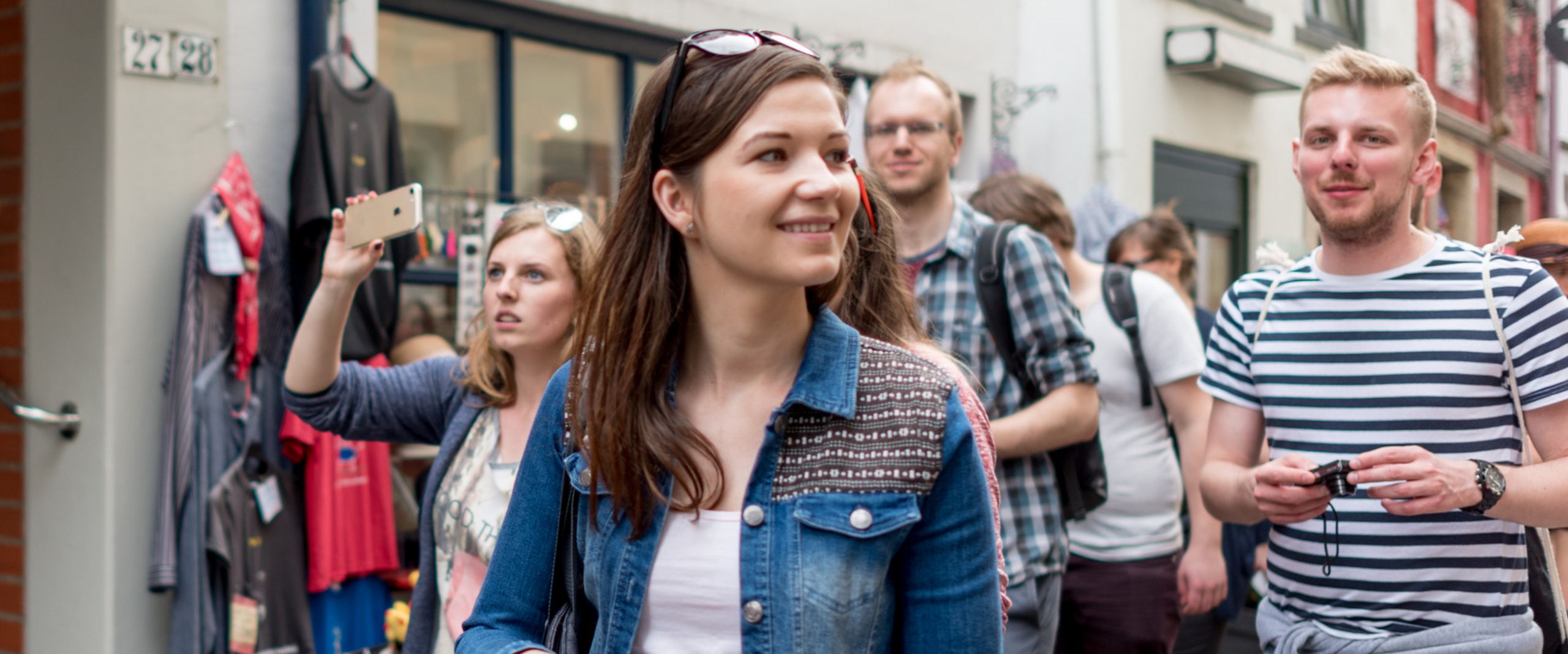 Studierende aus Danzig beim Stadtrundgang Eine Gruppe junger Menschen mit Kameras läuft durch das Bremer Schnoorviertel.