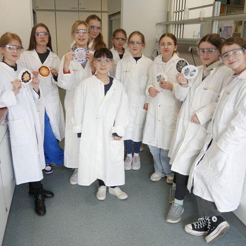 Sch&uuml;lerinnen erkunden bei Zukunftstag die Labore f&uuml;r Umwelttechnik. Foto: HSB/Antje Clasen