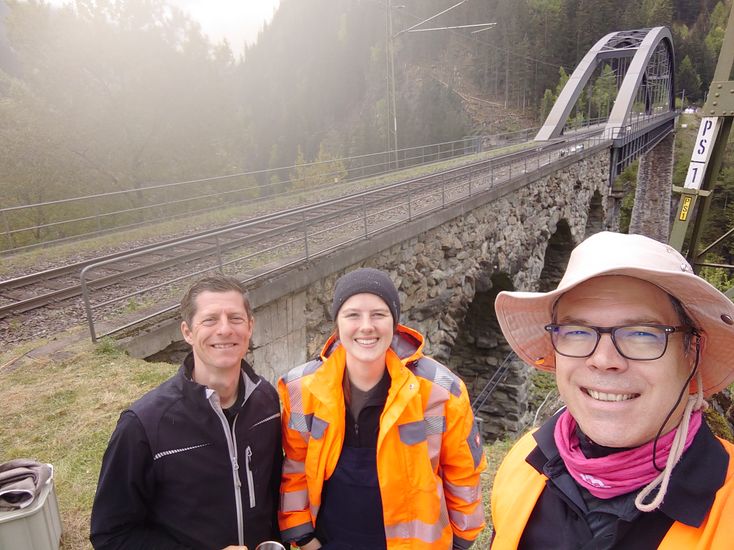 Das Messteam (v.l.n.r. Dennis Kahl, Jule Patze, Marc Gutermann) nach gelungener Feldmessung. Foto: HSB / M. Gutermann