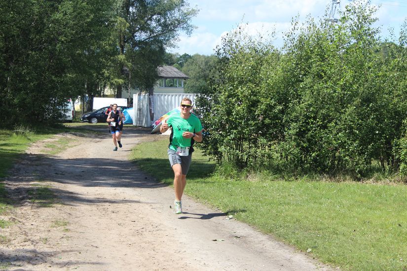 Ein L&auml;ufer l&auml;chelt in die Kamera.