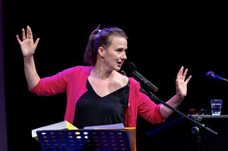 Maud Vanhauwaert liest auf der B&uuml;hne bei Poetry on the road 2022.