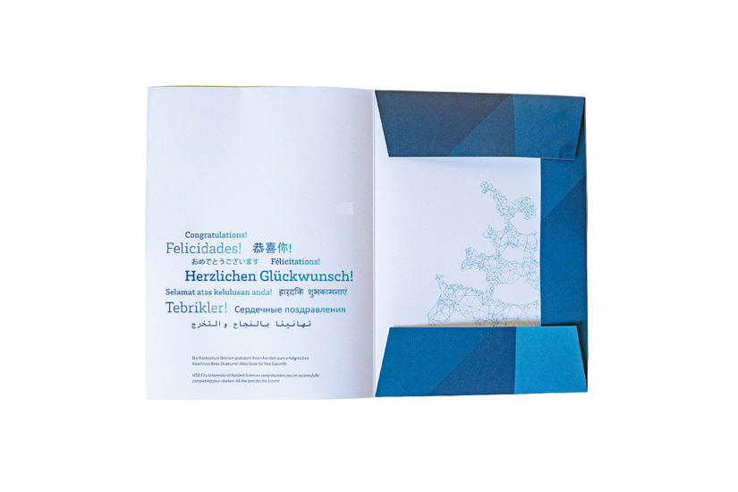Auf dem Bild ist eine aufgeschlagene Dokumenten-Mappe zusehen. Auf der linken Seite steht in blauer Schrift in verschiedenen Sprachen "Herzlichen Gl&uuml;ckwunsch" geschrieben. 