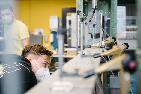 Bauingenieurwesen-Student beobachtet einen Versuch im Traglast-Labor