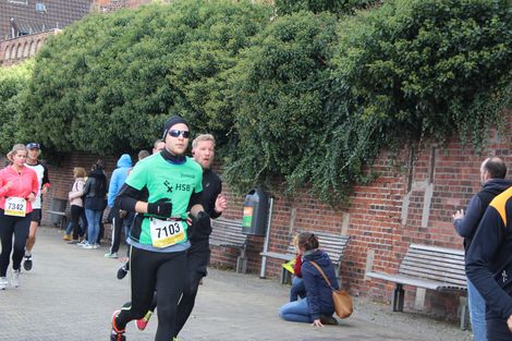 L&auml;ufer:innen beim Marathon in Bremen.