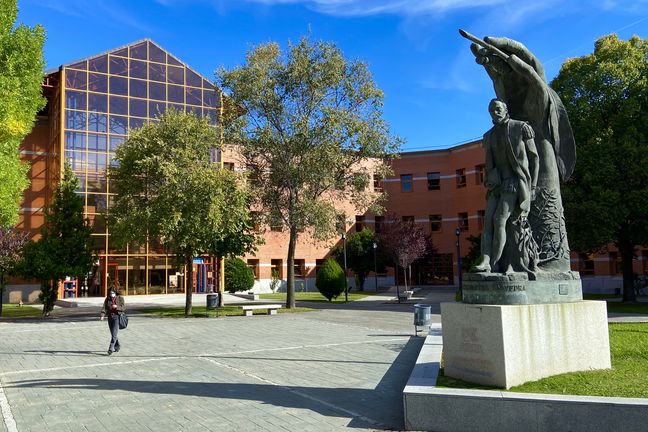 Nathalie L. Auslandssemester Bild von einem Platz auf dem Campus der Universität Rey Juan Carlos mit einer großen Statue von dem spanischen Schriftsteller Miguel de Cervantes Saavedra.