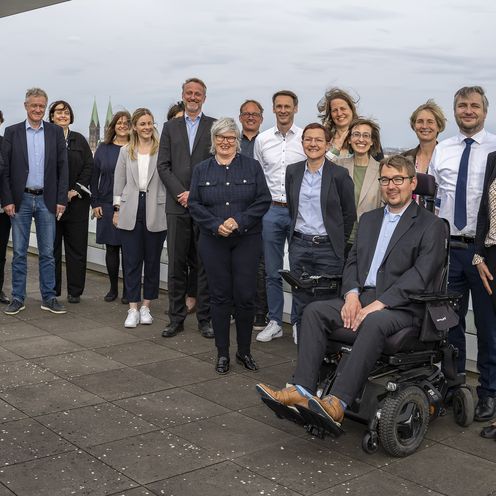 Gruppenbild der Teilnehmenden des Re-Audits auf der Dachterasse des AB-Geb&auml;udes der Hochschule Bremen.