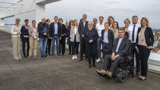 Gruppenbild der Teilnehmenden des Re-Audits auf der Dachterasse des AB-Geb&auml;udes der Hochschule Bremen.