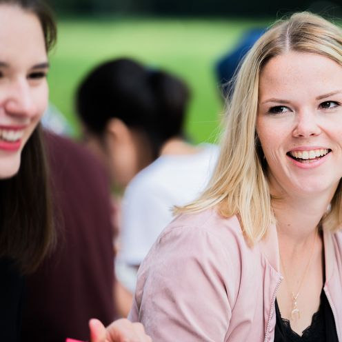 Lachende Studentinnen