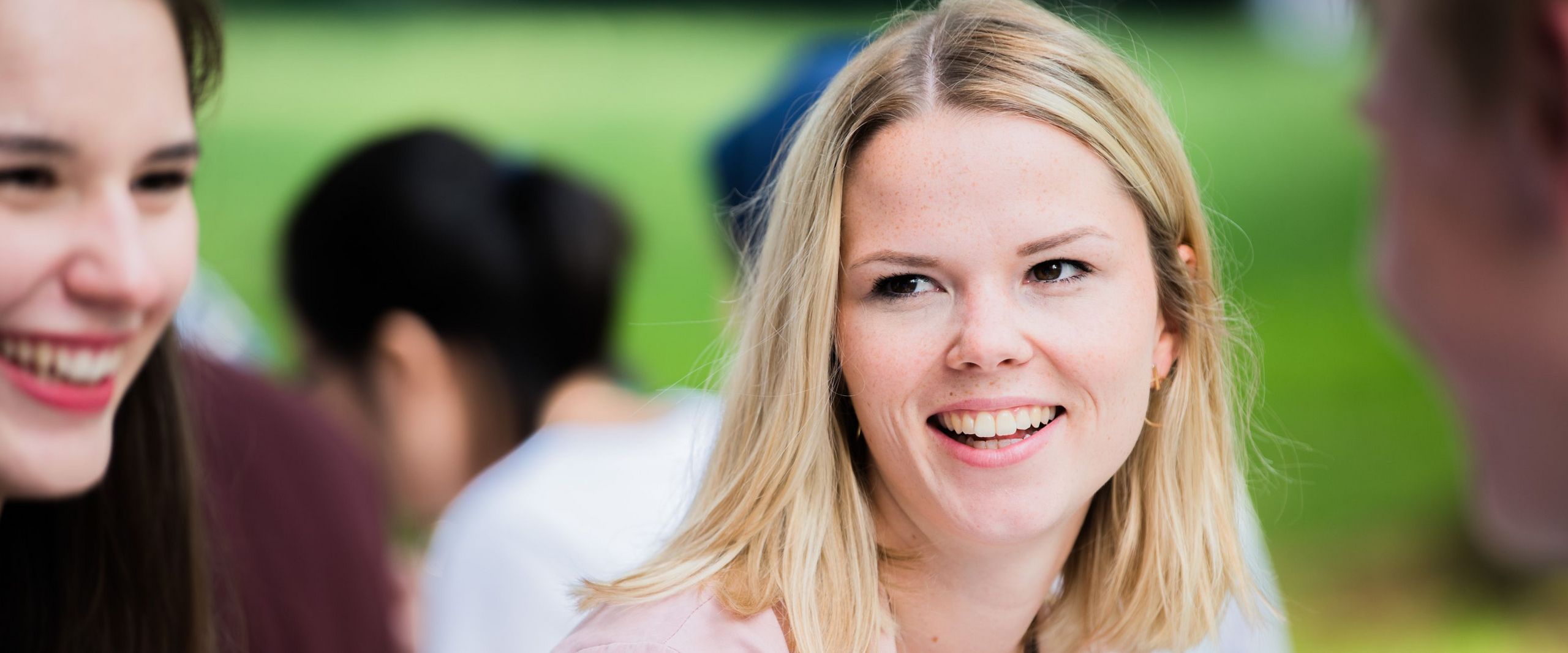 Lachende Studentinnen