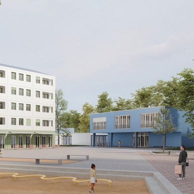 Abb: Marten Bournot / Fabius Fröse / Till Jochem Das Bild zeigt eine moderne Kindertagesstätte mit einem mehrgeschossigen Gebäude und einem eingeschossigen Nebengebäude, die einen großzügigen, begrünten Vorplatz umschließen. Der Außenbereich bietet Sitzgelegenheiten, Spielflächen und viel Platz zum Aufenthalt, wodurch eine einladende und familienfreundliche Umgebung entsteht.