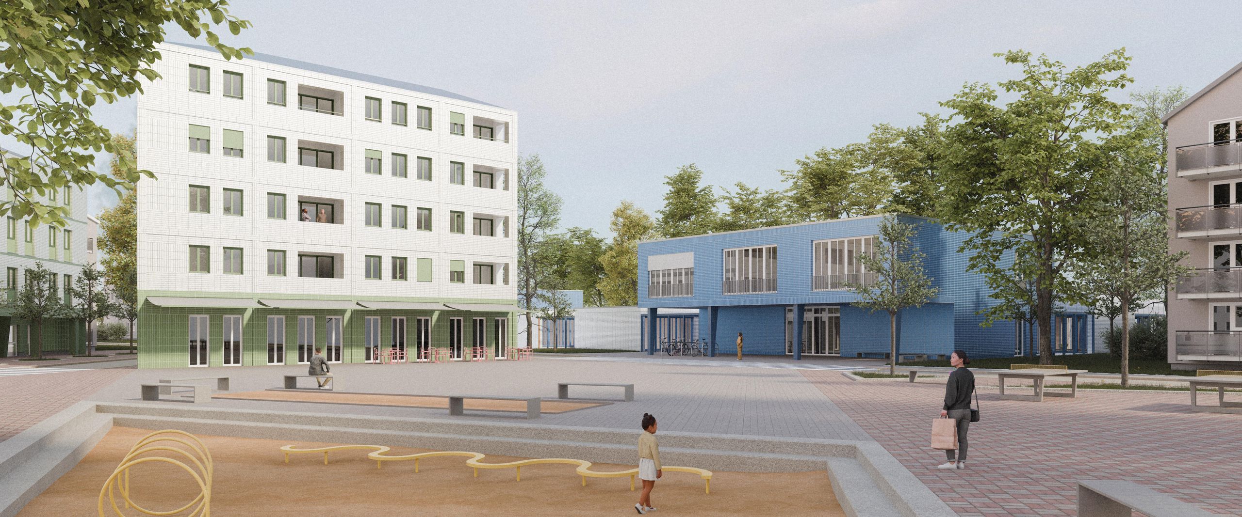 Das Bild zeigt eine moderne Kindertagesst&auml;tte mit einem mehrgeschossigen Geb&auml;ude und einem eingeschossigen Nebengeb&auml;ude, die einen gro&szlig;z&uuml;gigen, begr&uuml;nten Vorplatz umschlie&szlig;en. Der Au&szlig;enbereich bietet Sitzgelegenheiten, Spielfl&auml;chen und viel Platz zum Aufenthalt, wodurch eine einladende und familienfreundliche Umgebung entsteht.