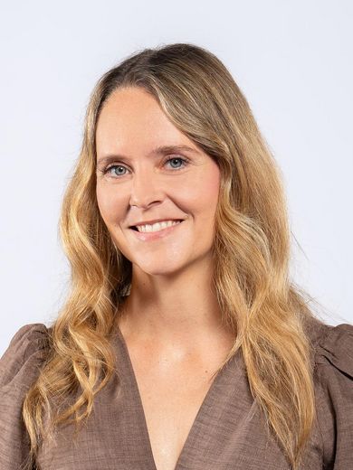 Auf dem Foto ist Katja Voss-Staniczek zusehen. Sie hat lange blonde Haare und tr&auml;gt ein braunes Blusenkleid. 