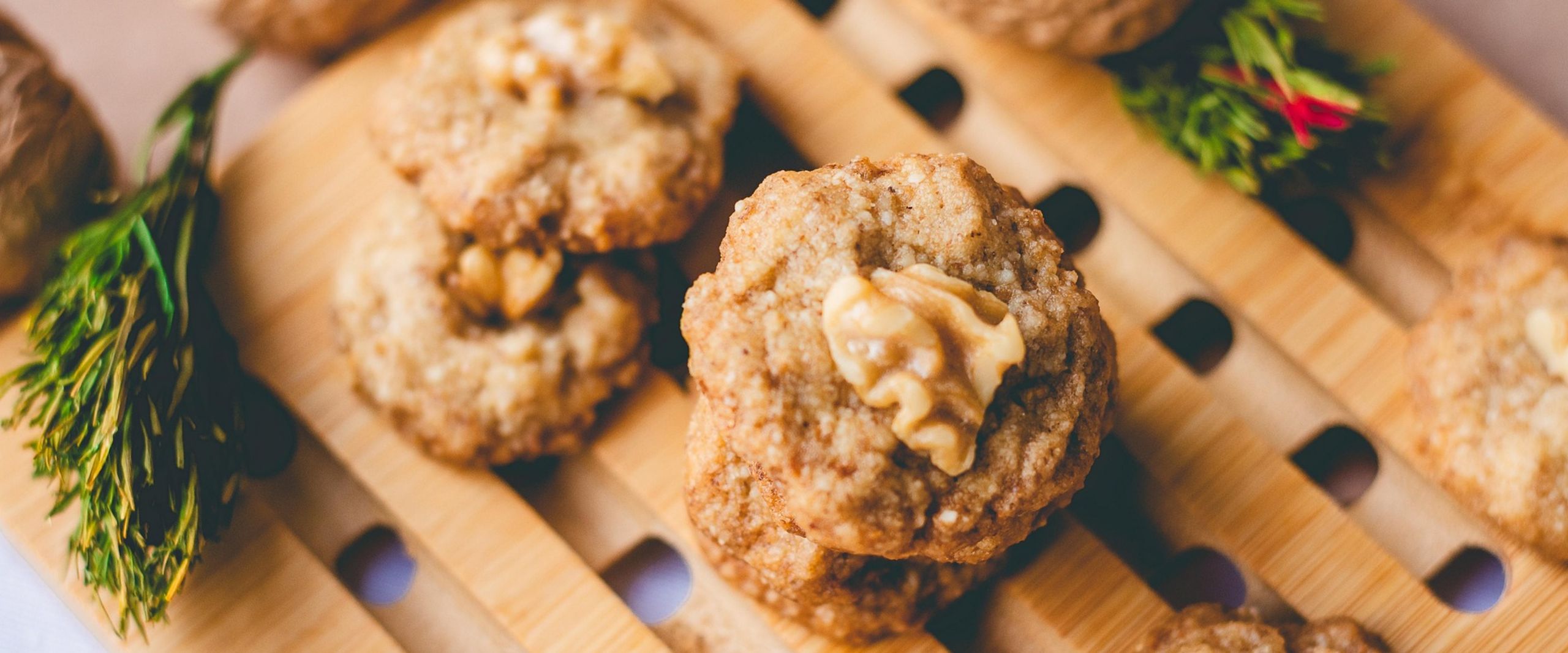 Gesunde Kekse auf einem Brett mit Deko