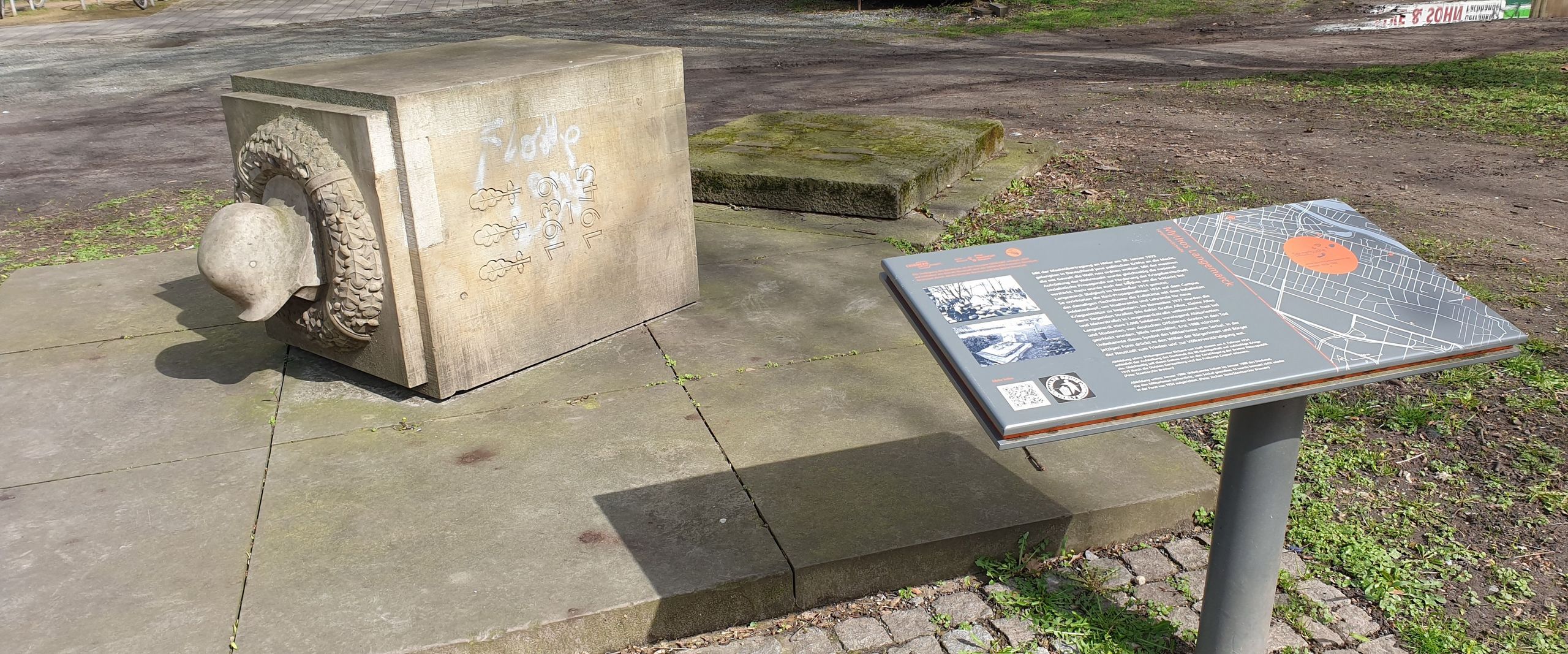 Gefallenen-Ehrenmal der Technischen Lehranstalten von 1934 vor dem M-Trakt der Hochschule Bremen. Das Denkmal wurde 1988 umgestoßen und beschädigt und 1992 durch eine erklärende Tafel in ein Mahnmal umgewandelt. Nach dem Bau eines Pavillon vor der Hochschule wurde das Denkmal saniert und 2020 wieder aufgestellt.