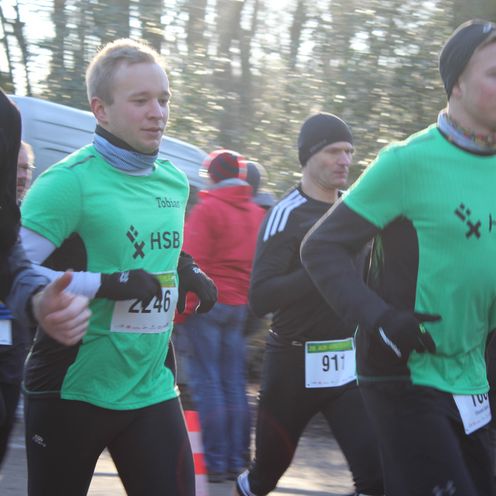 Die Gruppe von L&auml;ufern l&auml;uft los.