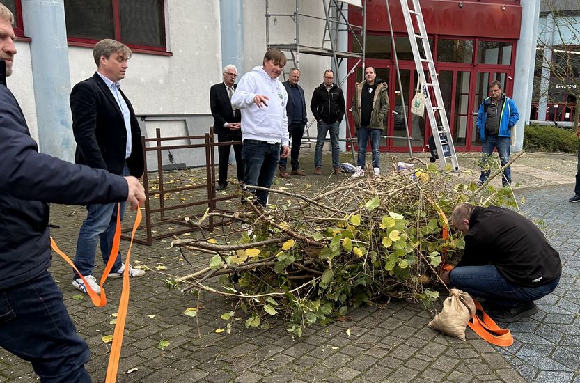 Praktiker-Tag für Sachsen-Anhalt in Staßfurt am 08.11.2025, Foto-8, Motiv: Totholz bündeln 8