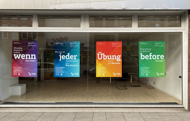 Selbstlernarbeitsplätze Am Brill 19 Bunte Plakate an leerstehendem Geschäftsraum