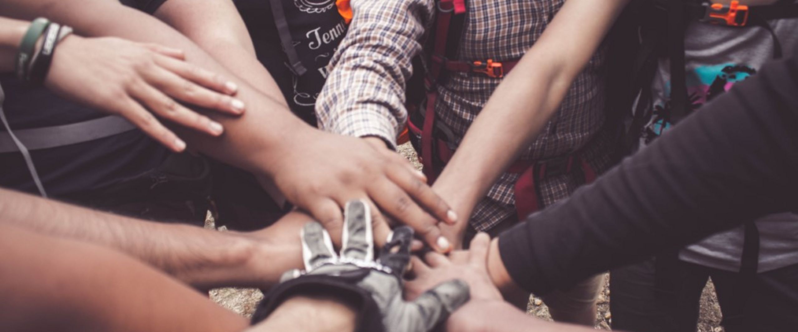 Arme und H&auml;nde ber&uuml;hren sich