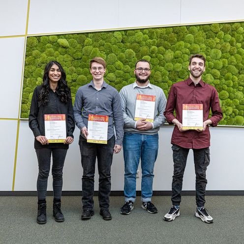 Gruppenbild mit vier jungen M&auml;nnern und Frauen