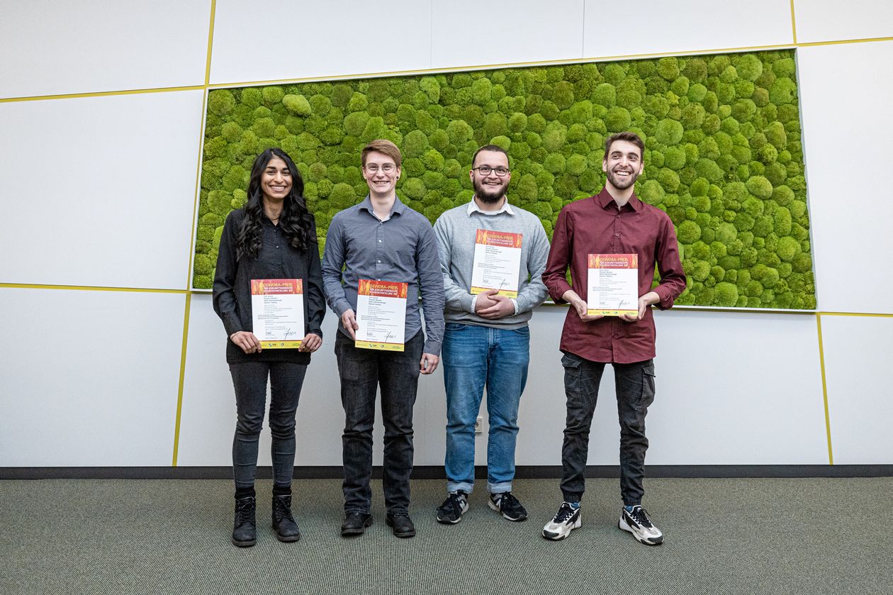 Gruppenbild mit vier jungen M&auml;nnern und Frauen