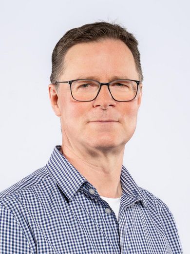 Auf dem Bild ist Bj&ouml;rn Anders zusehen. Er hat kurze dunkle Haare, tr&auml;gt eine Brille und ein blau-wei&szlig; kariertes Hemd. 