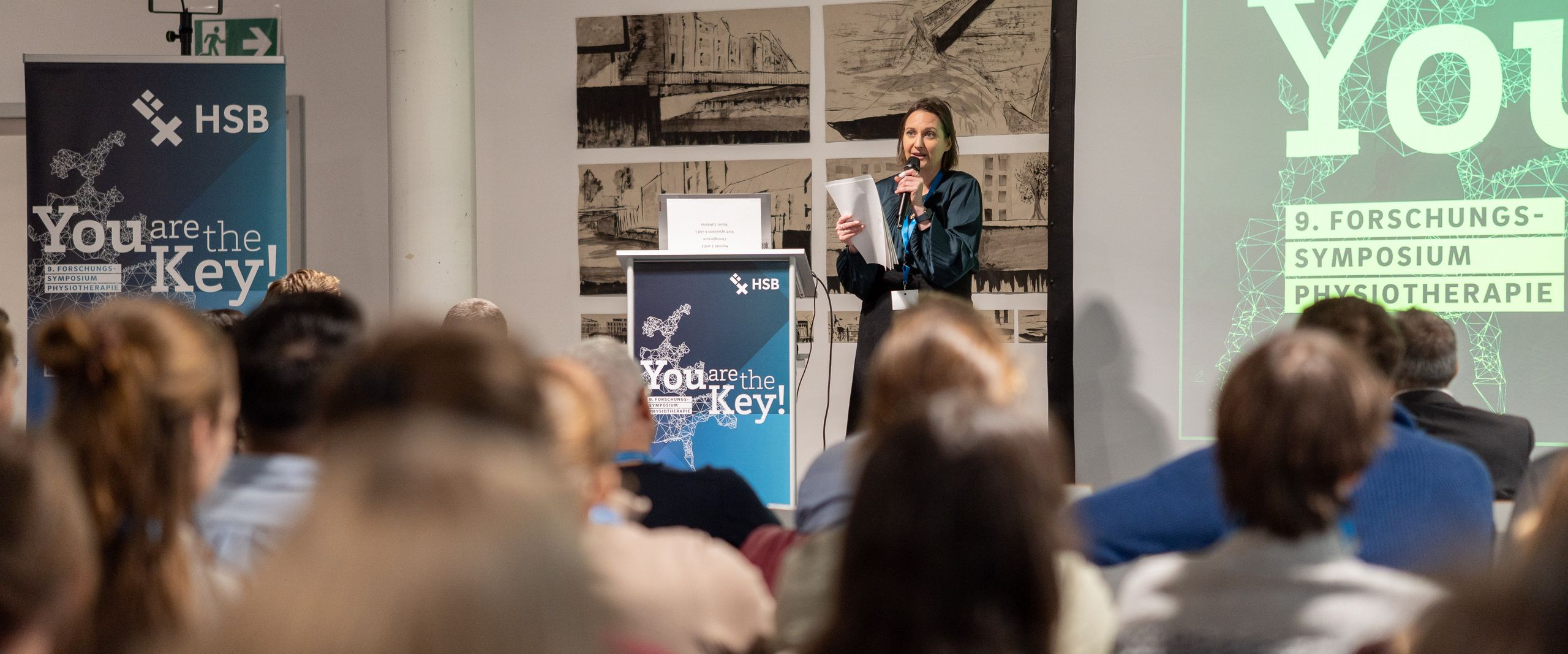 Frau spricht vor Publikum