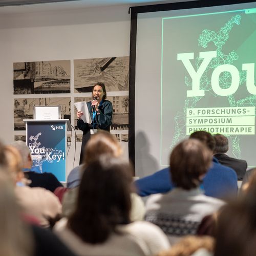 Frau spricht vor Publikum