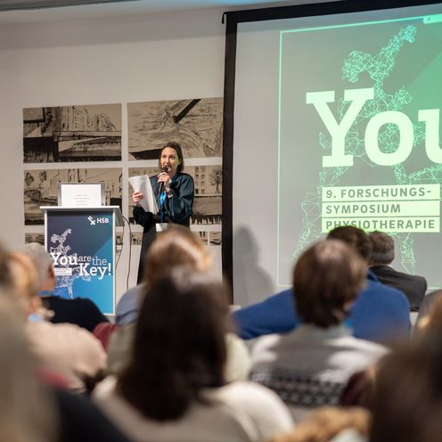 Frau spricht vor Publikum