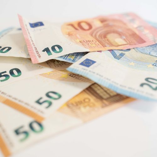 Euroscheine liegen aufeinander, insgesamt 200 Euro