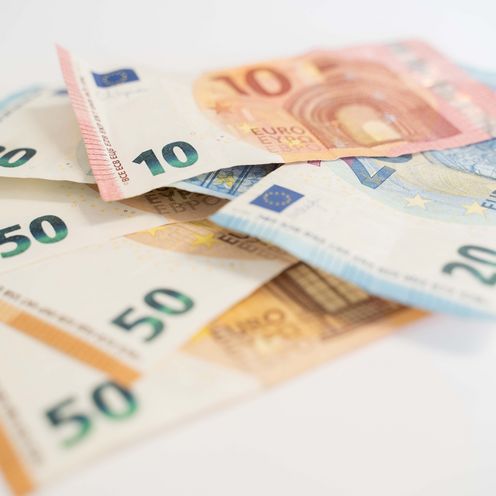 Geldscheine Euroscheine liegen aufeinander, insgesamt 200 Euro