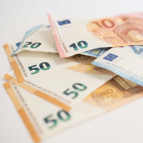 Euroscheine liegen aufeinander, insgesamt 200 Euro