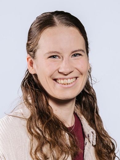 Auf dem Foto ist Josefine Hornung zusehen. Sie hat lange hellbraune Haare und trägt einen hellbraunen Strickpullover. 