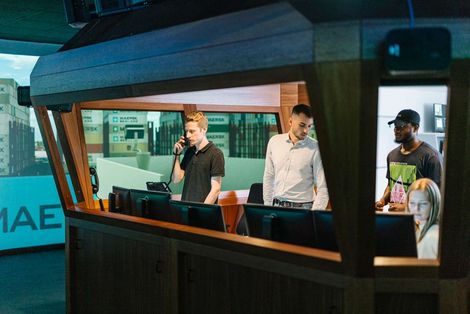 Nautikstudierende im Schiffssimulator der HSB.