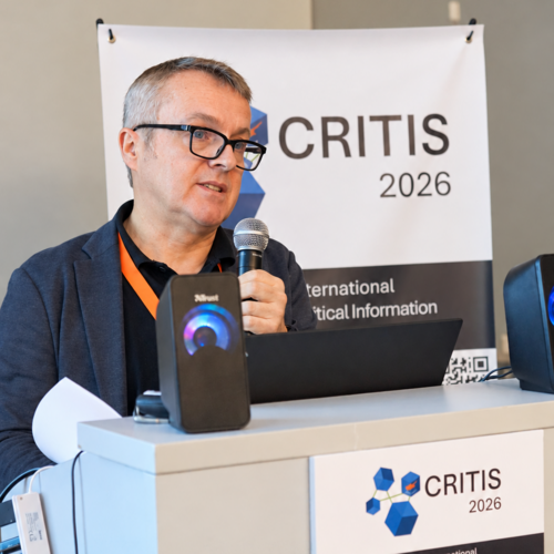 Vortrag bei der CRITIS Konferenz 2026 Prof. Dr. Lars Büttner steht am Rednerpult der CRITIS Konferenz.