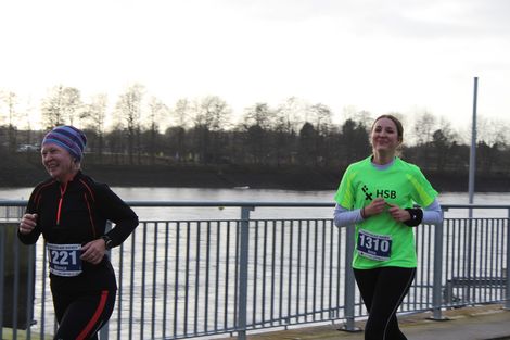 L&auml;ufer:innen beim Bremer Silvesterlauf 2019.