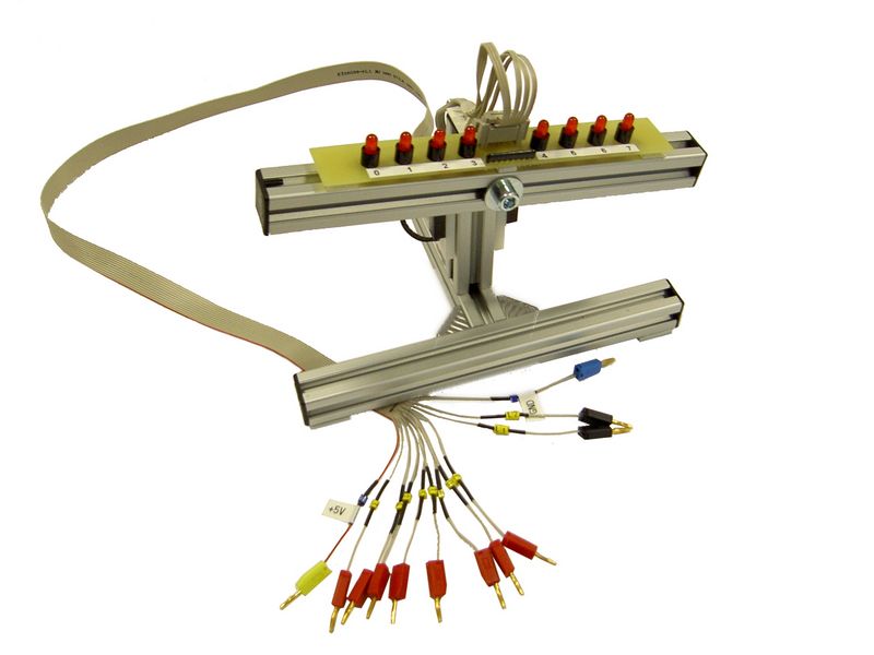 Balancierwippe Auf dem Bild ist ein Balancierwippe zusehen. Es sind zwei Streben untereinander angebracht. Auf dem oberen Streben sind Gewichte abgestellt. Die Wippe verfügt über div. Kabel.