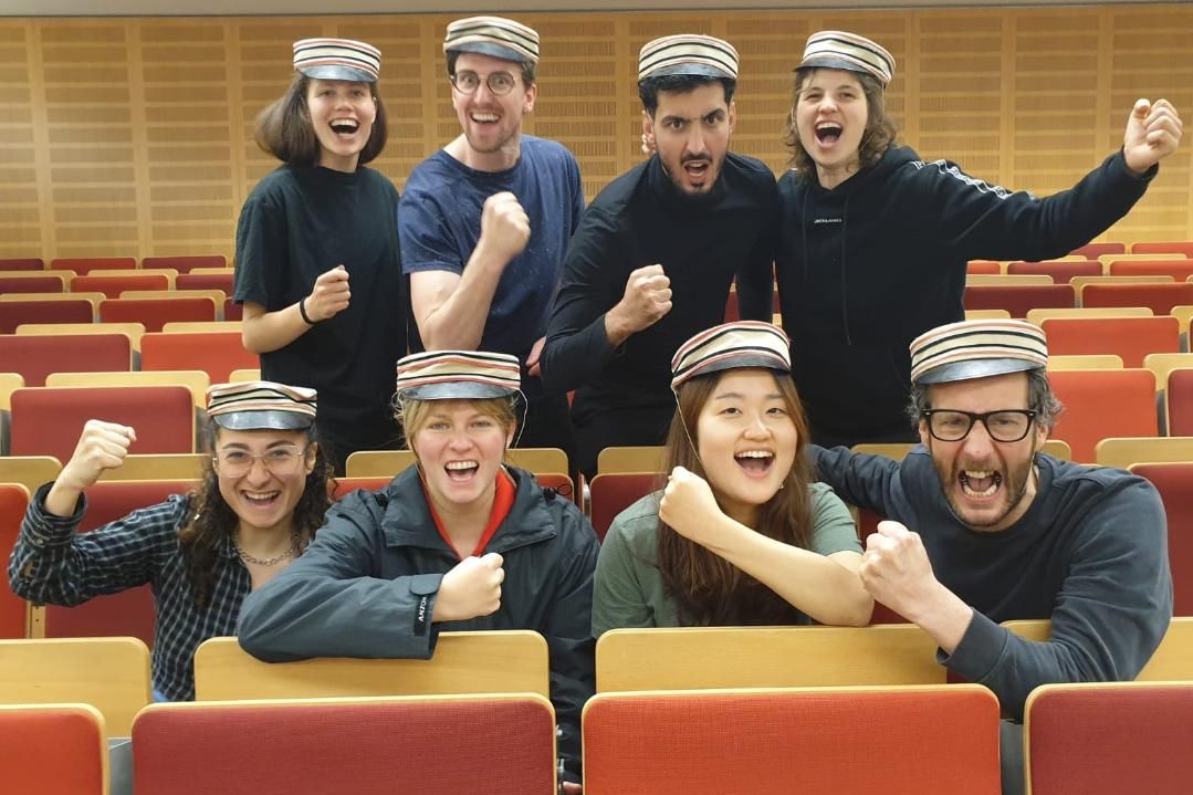 Gruppenbild mit jungen Menschen, die jubeln.