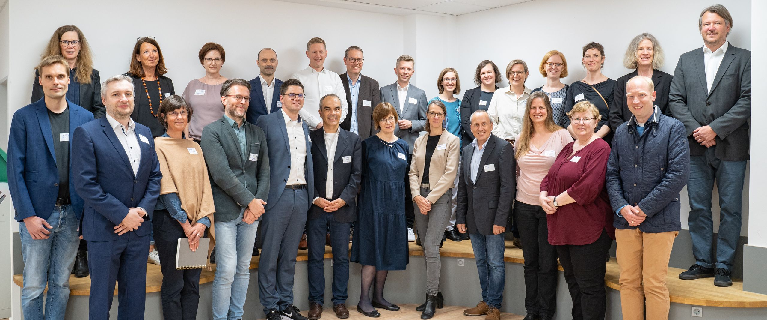 Gruppenbild mit M&auml;nnern und Frauen