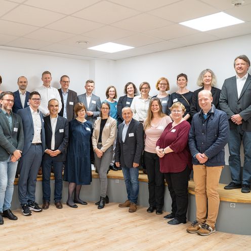 Gruppenbild mit M&auml;nnern und Frauen