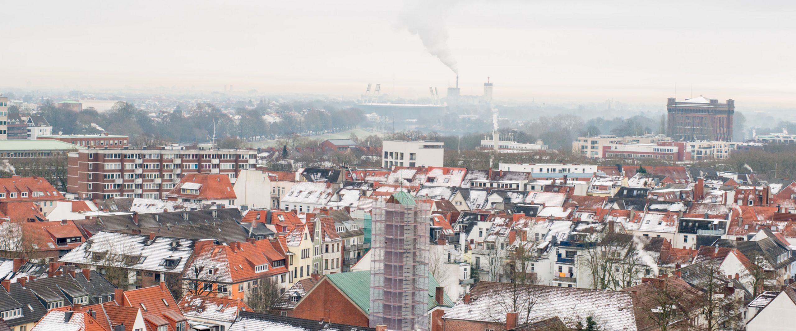 Blick &uuml;ber die D&auml;cher der Bremer Neustadt bis zum Weserstadion.