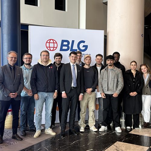 Das Bild zeigt Prof. Dr. Schlemminger und Studierende vor dem Logo der BLG.