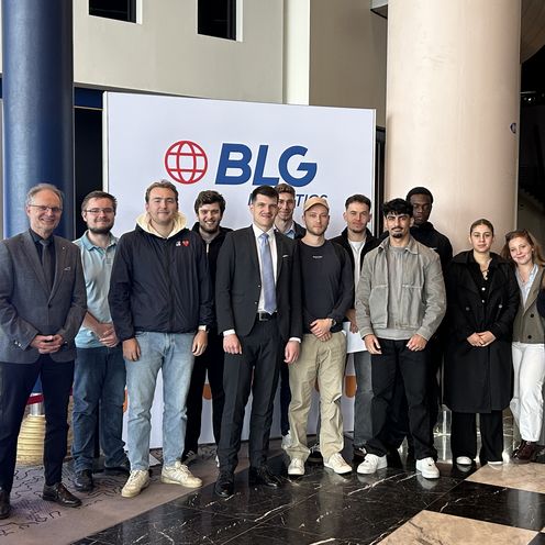 Das Bild zeigt Prof. Dr. Schlemminger und Studierende vor dem Logo der BLG.