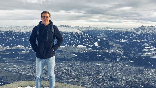 Josias F. Auslandssemester Studierender vor Schneelandschaft