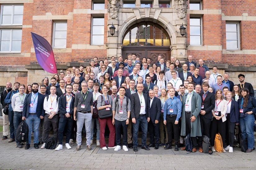 Gruppenfoto der Teilnehmer:innen der 3. Konferenz der Norddeutschen W&auml;rmeforschung vor dem M-Geb&auml;ude der HSB