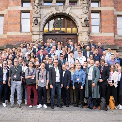 Gruppenfoto der Teilnehmer:innen der 3. Konferenz der Norddeutschen W&auml;rmeforschung vor dem M-Geb&auml;ude der HSB