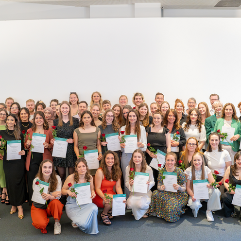 Absolvent:innen feier des Studiengangs Soziale Arbeit, Gro&szlig;e Gruppe Absolvent:innen posieren mir Urkunden