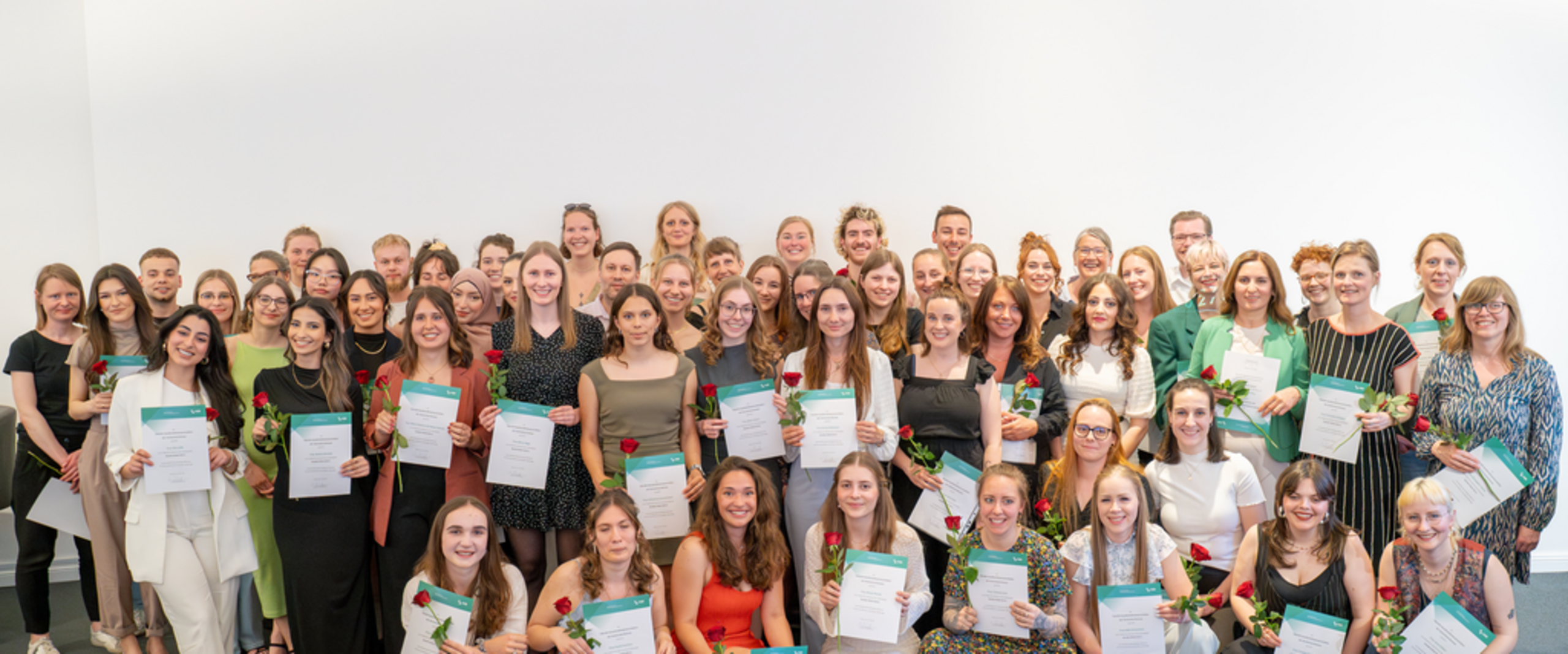 Absolvent:innenfeier des Studiengangs Soziale Arbeit 2024 Absolvent:innen feier des Studiengangs Soziale Arbeit, Große Gruppe Absolvent:innen posieren mir Urkunden