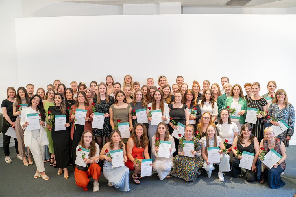 Absolvent:innenfeier des Studiengangs Soziale Arbeit 2024 Absolvent:innen feier des Studiengangs Soziale Arbeit, Große Gruppe Absolvent:innen posieren mir Urkunden