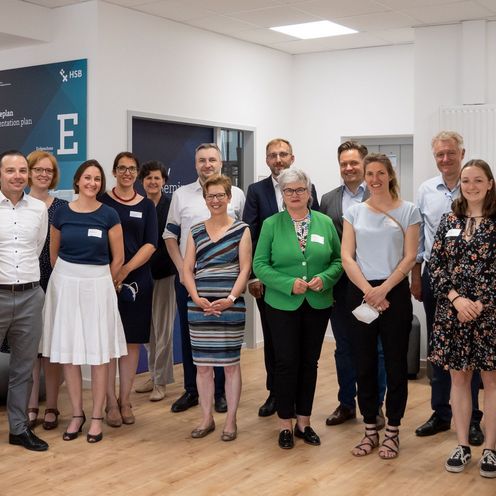 Gruppenbild von HSB-Besch&auml;ftigten und Studierenden mit der Wissenschaftssenatorin Dr. Claudia Schilling im Skills Lab der HSB.