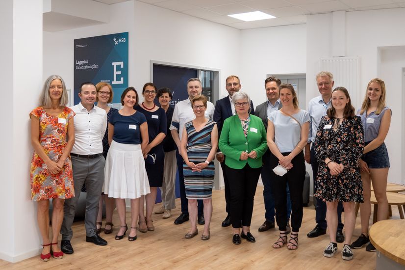 Gruppenbild von HSB-Beschäftigten und Studierenden mit der Wissenschaftssenatorin Dr. Claudia Schilling im Skills Lab der HSB.